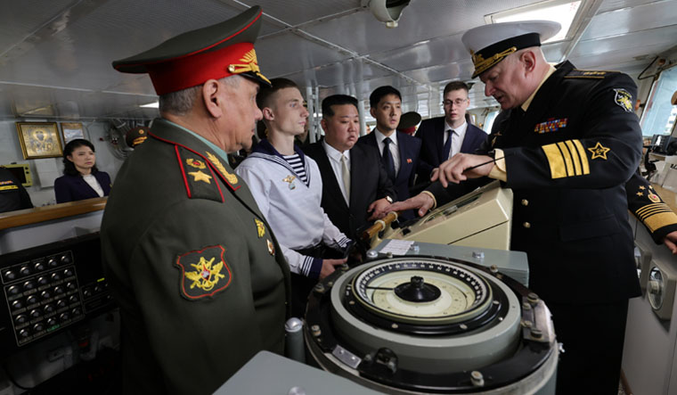 Kim Jong Un inspects Russian frigate